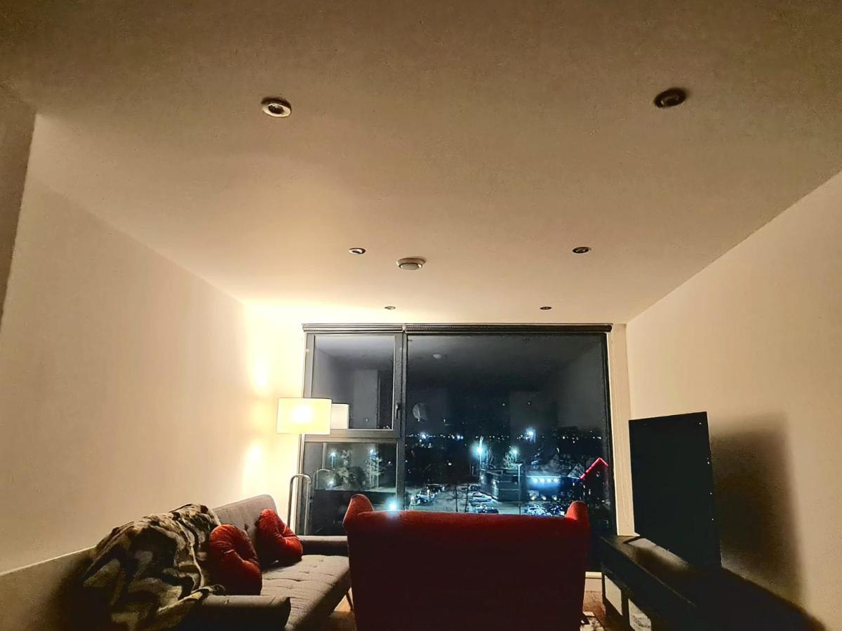 Apartment 1-bedroom Aprt In Salford- Freeparking- Sleeps3 *