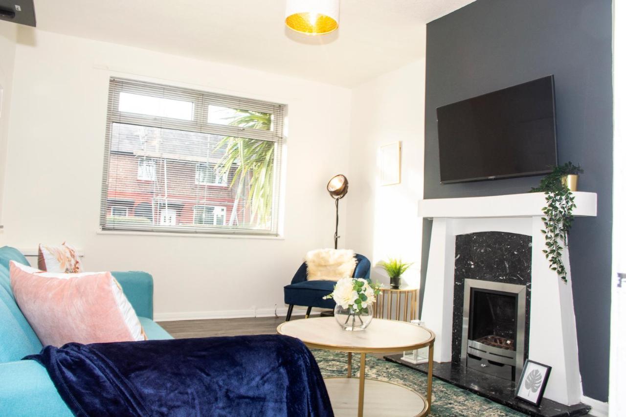 Holiday home Trafford House - Stylish 3-bed With Private Parking *