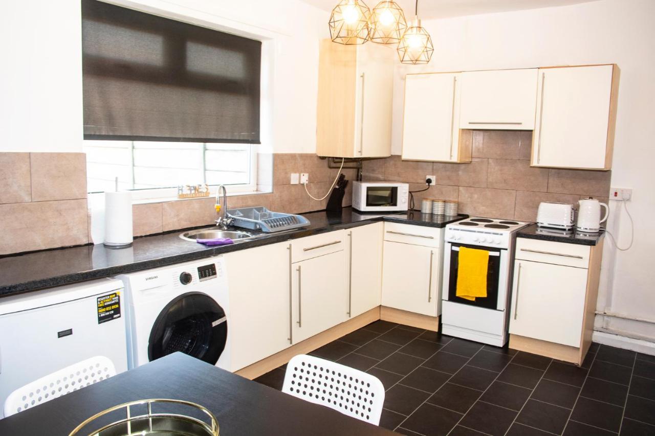 Holiday home Trafford House - Stylish 3-bed With Private Parking