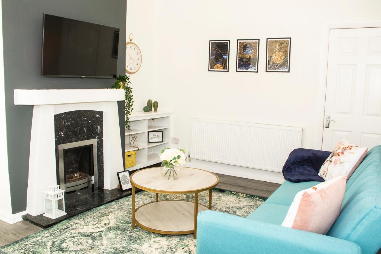 Trafford House - Stylish 3-bed With Private Parking