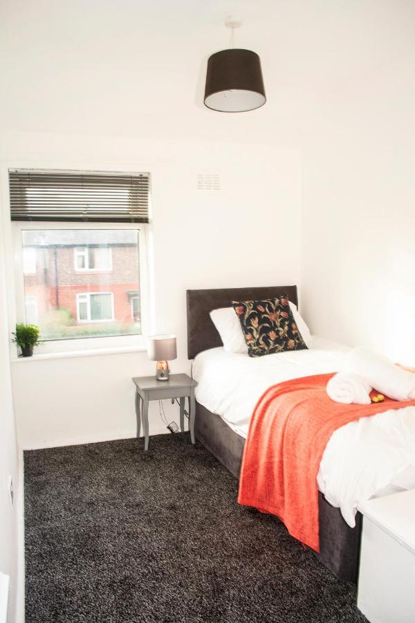 Holiday home Trafford House - Stylish 3-bed With Private Parking *