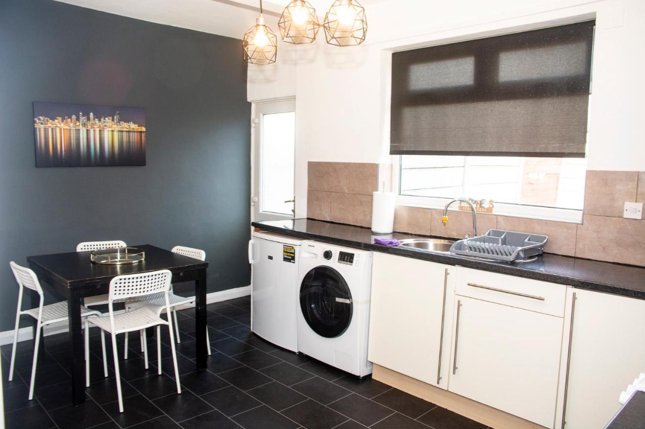 Trafford House - Stylish 3-bed With Private Parking Manchester