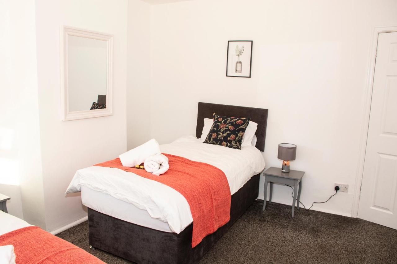 Trafford House - Stylish 3-bed With Private Parking Manchester