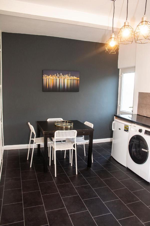 Holiday home Trafford House - Stylish 3-bed With Private Parking