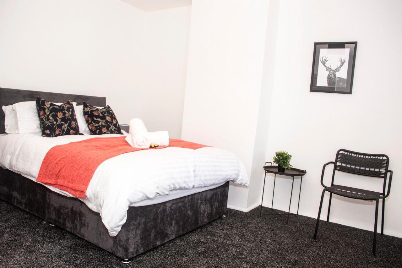 Holiday home Trafford House - Stylish 3-bed With Private Parking Manchester