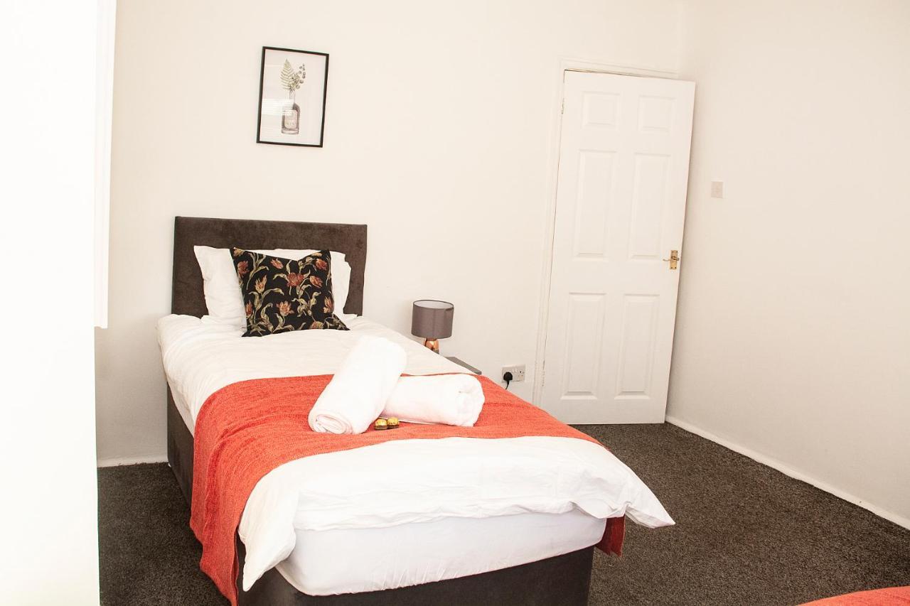 Holiday home Trafford House - Stylish 3-bed With Private Parking *