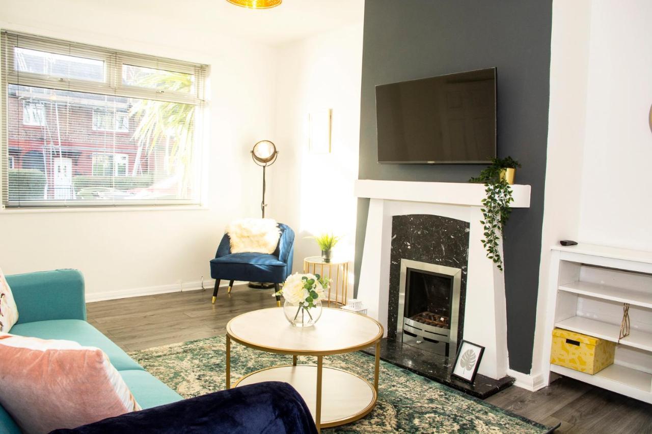 Trafford House - Stylish 3-bed With Private Parking
