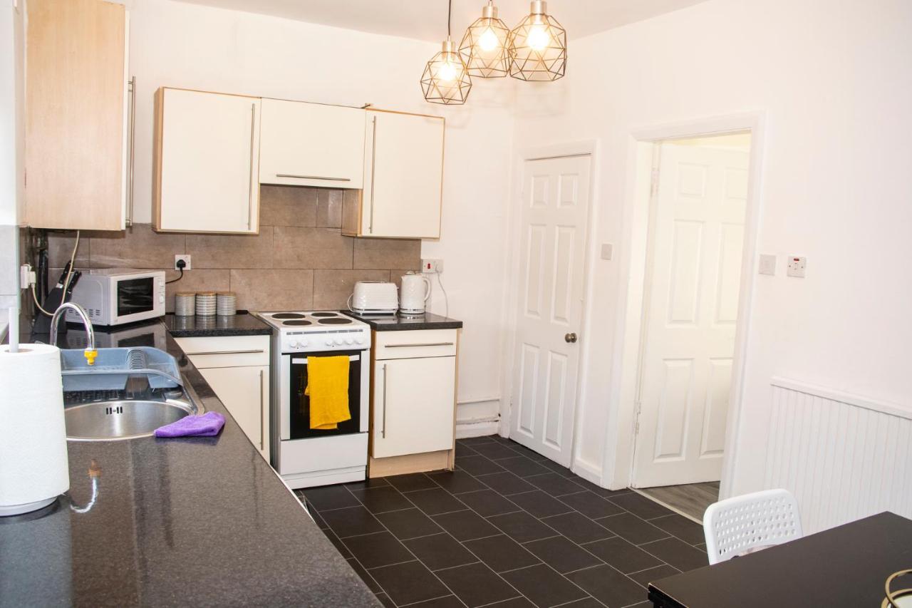 Trafford House - Stylish 3-bed With Private Parking