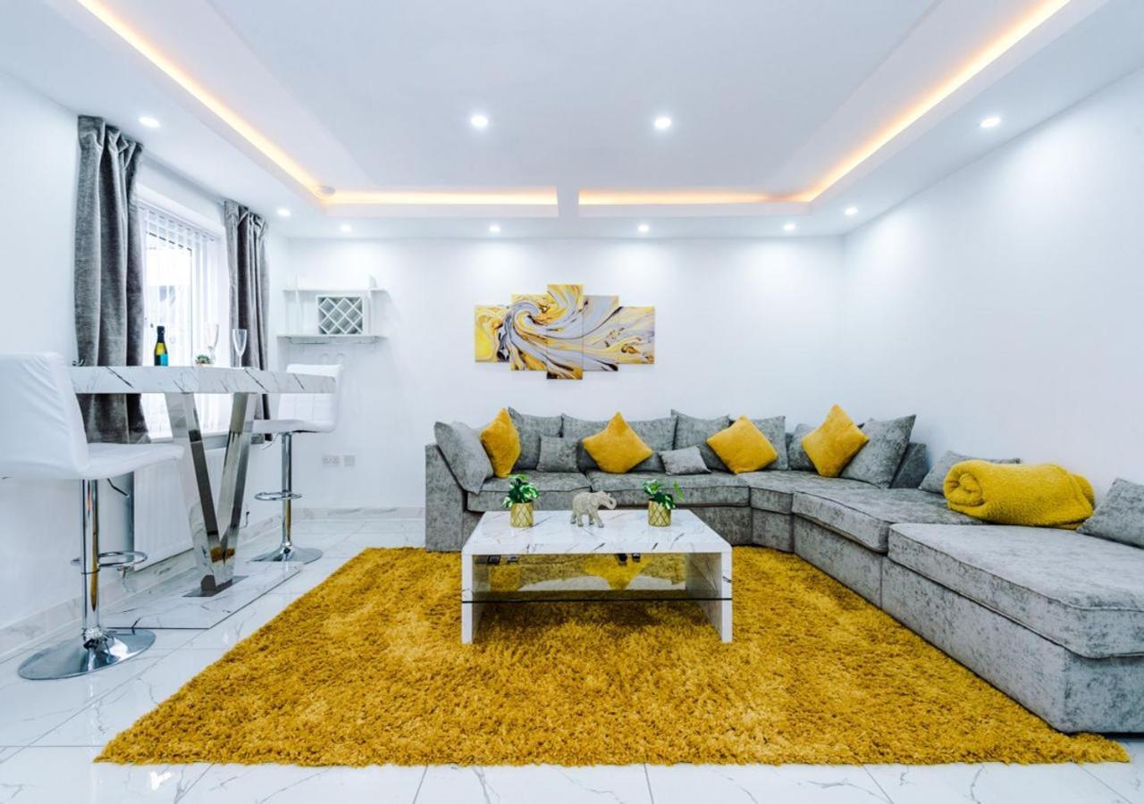 Luxury 3 Bedroom House Close To Center Manchester