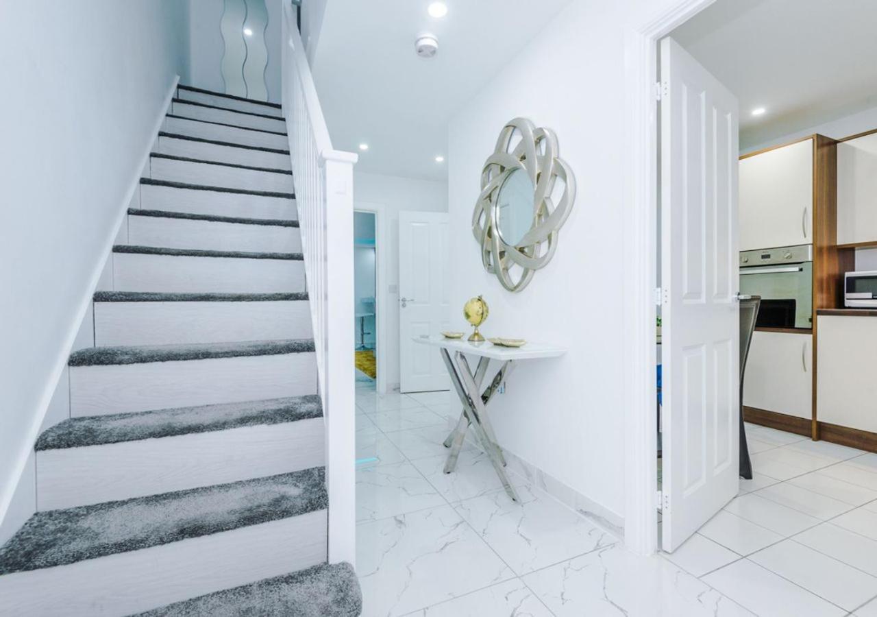 Luxury 3 Bedroom House Close To Center