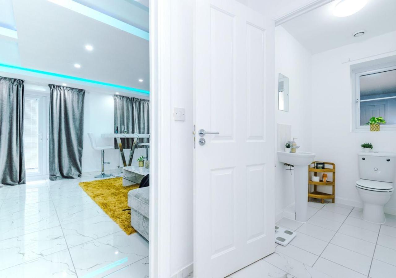 Luxury 3 Bedroom House Close To Center Manchester