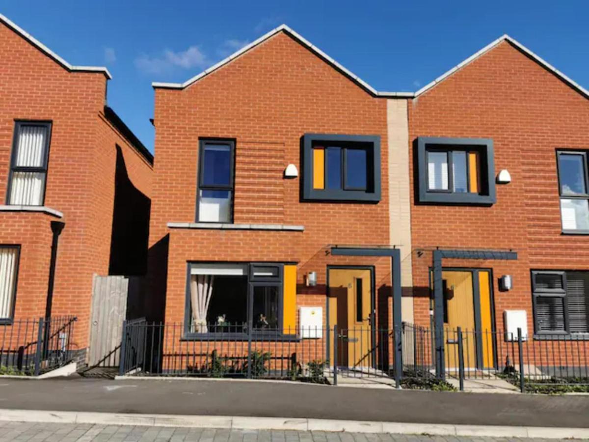 Entire 3 Bedroom House Free Parking Holiday home