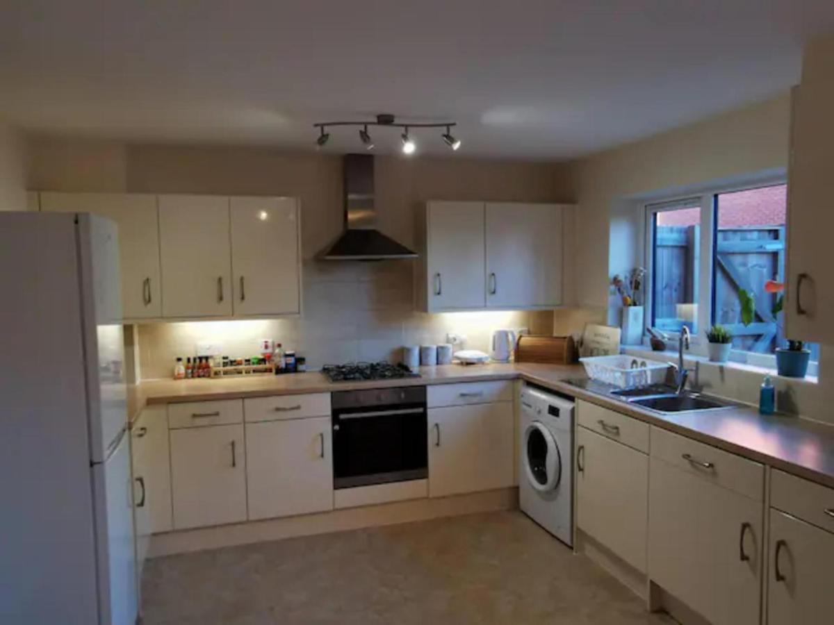 Holiday home Entire 3 Bedroom House Free Parking