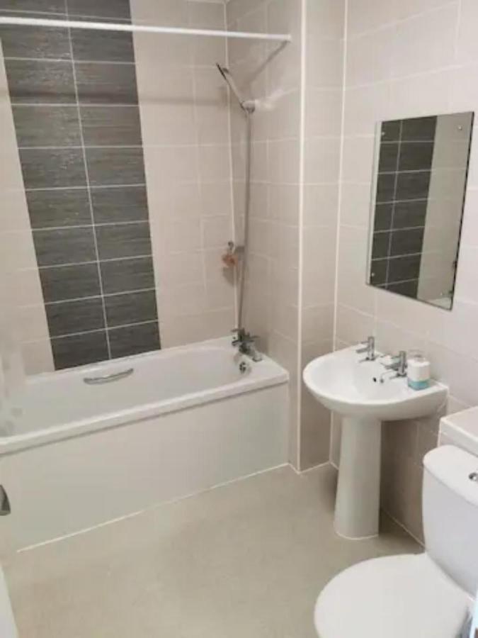 Entire 3 Bedroom House Free Parking *