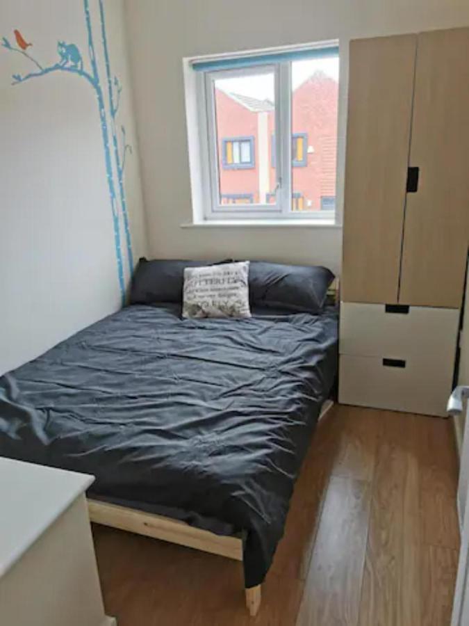 Entire 3 Bedroom House Free Parking Holiday home Manchester