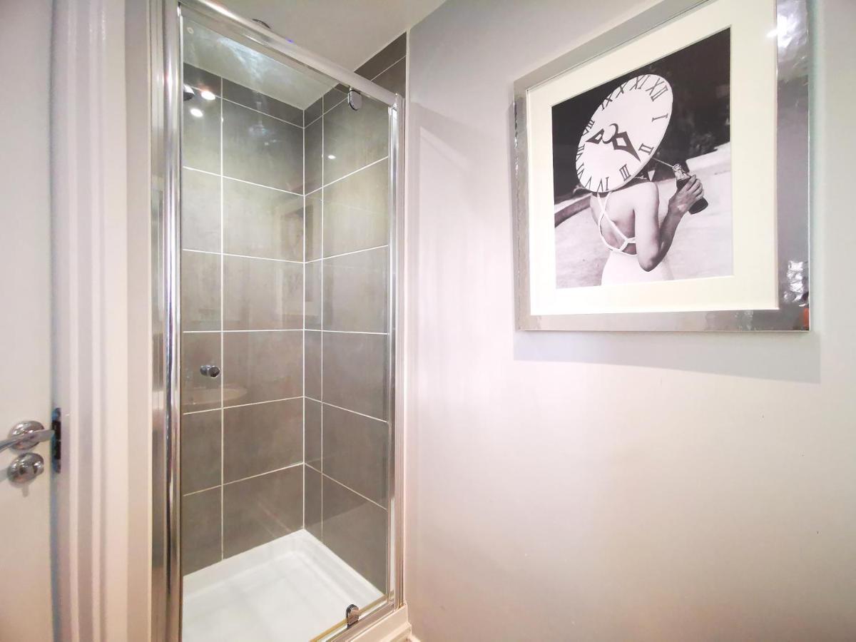 The Lawnswood - With Free Parking Holiday home Manchester