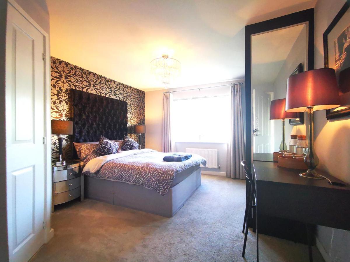 The Lawnswood - With Free Parking Manchester