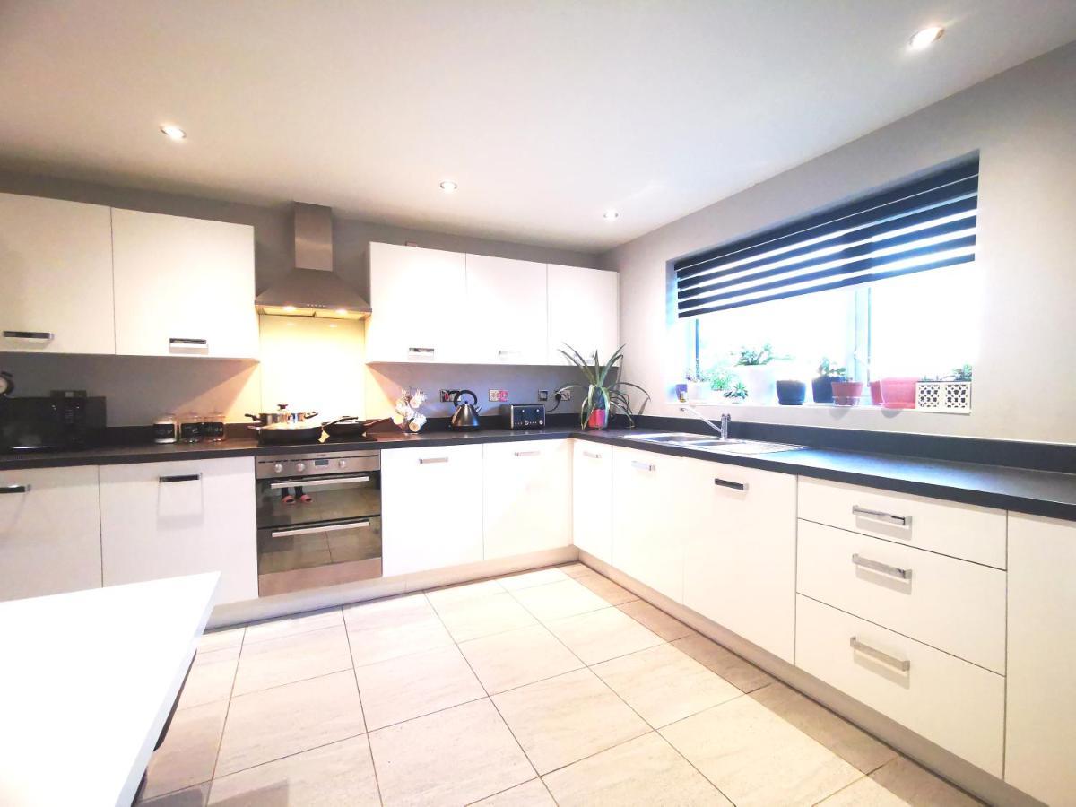 The Lawnswood - With Free Parking Holiday home *