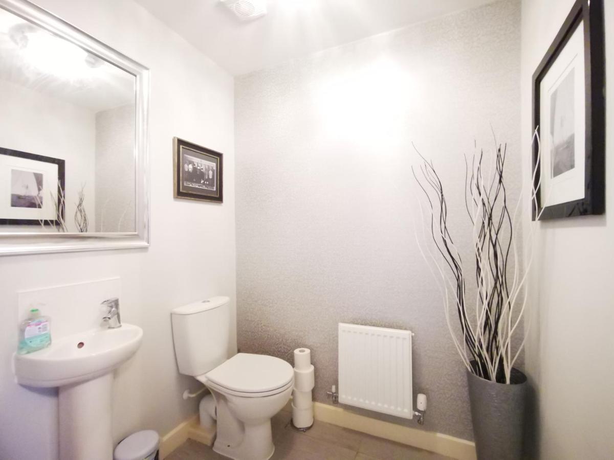 The Lawnswood - With Free Parking Manchester