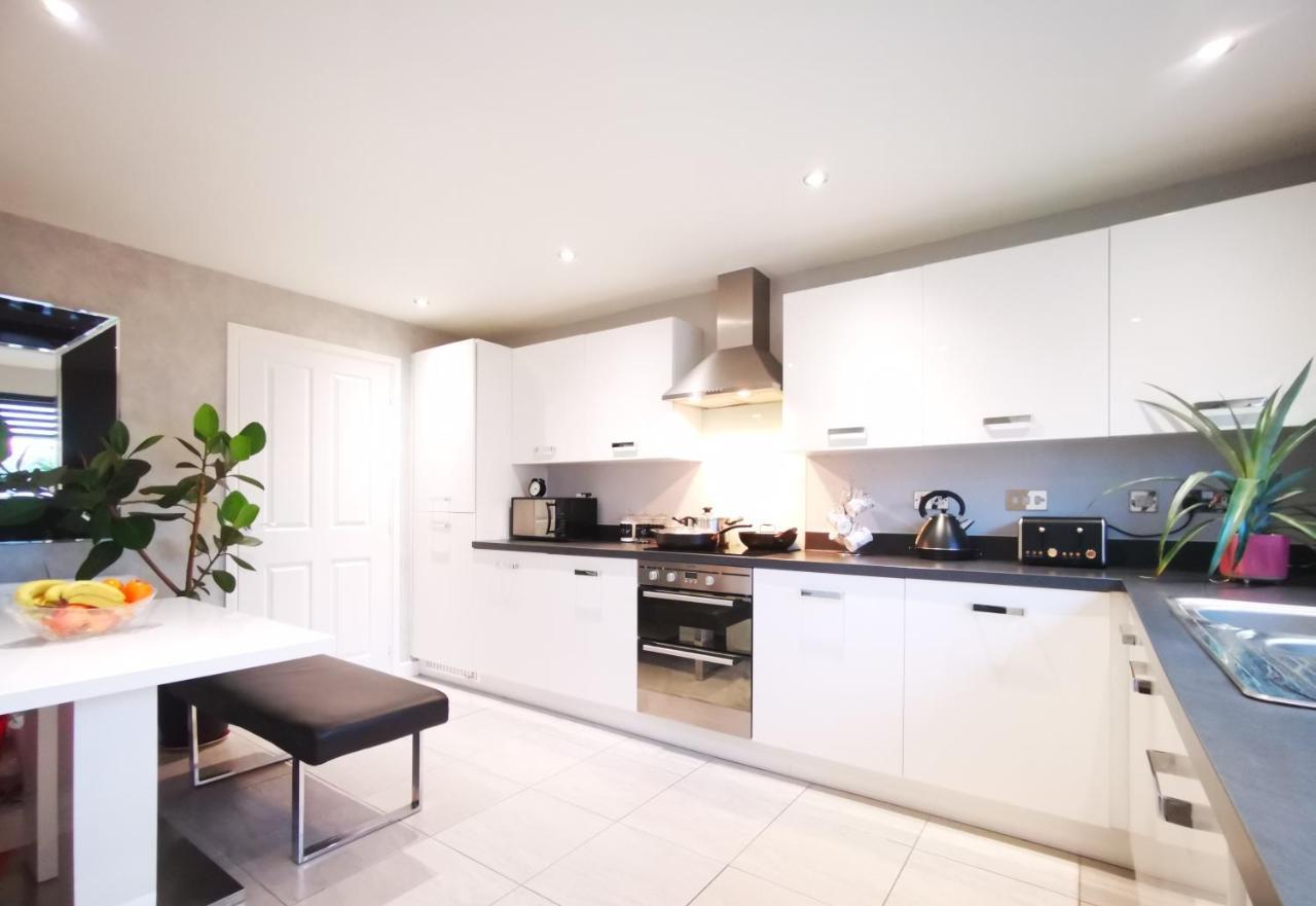 The Lawnswood - With Free Parking Manchester