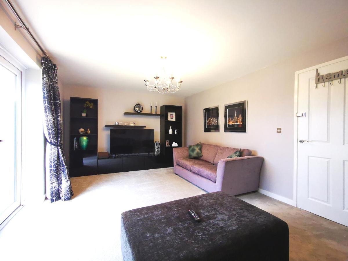 The Lawnswood - With Free Parking Holiday home Manchester