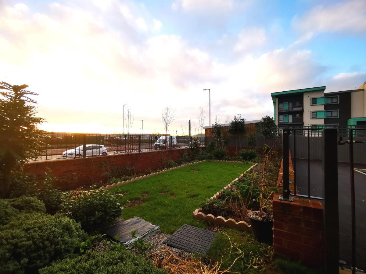 The Lawnswood - With Free Parking