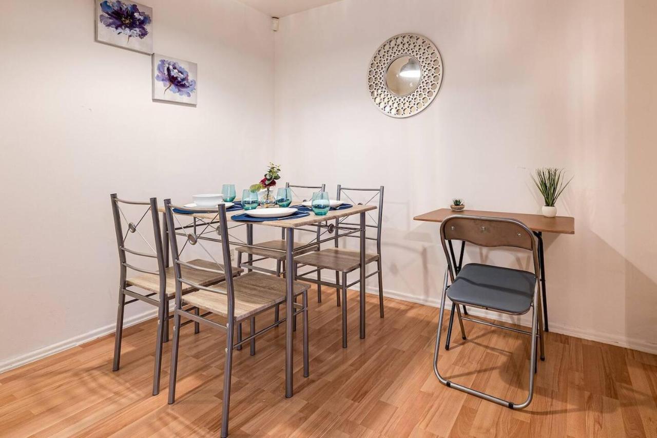 Lovely 2 Bedroom With Fireplace *