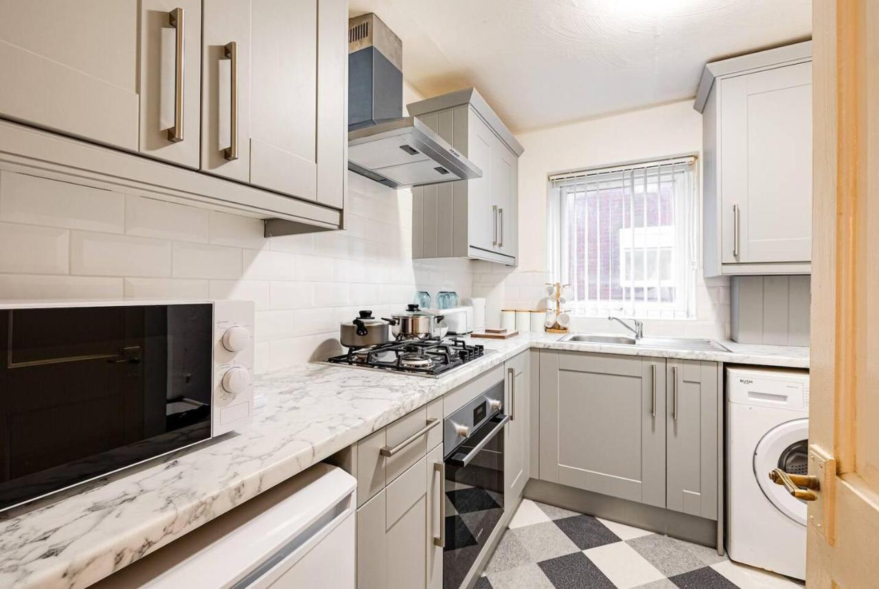 Lovely 2 Bedroom With Fireplace Apartment *