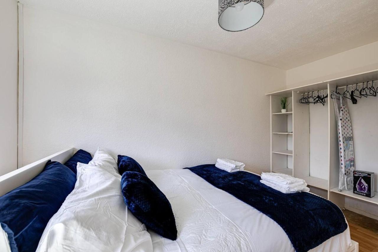 Lovely 2 Bedroom With Fireplace *