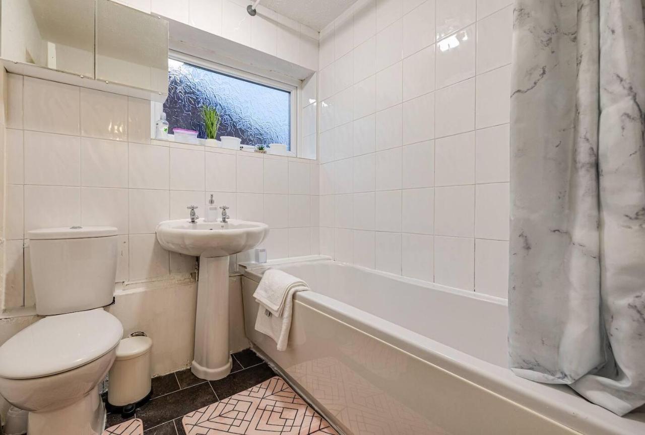 Lovely 2 Bedroom With Fireplace *