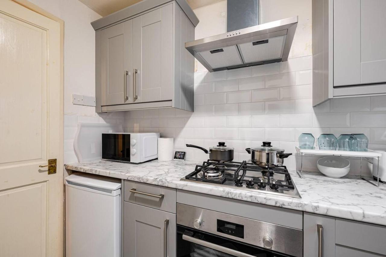 Lovely 2 Bedroom With Fireplace
