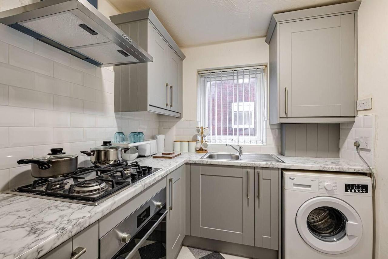Lovely 2 Bedroom With Fireplace Apartment Manchester