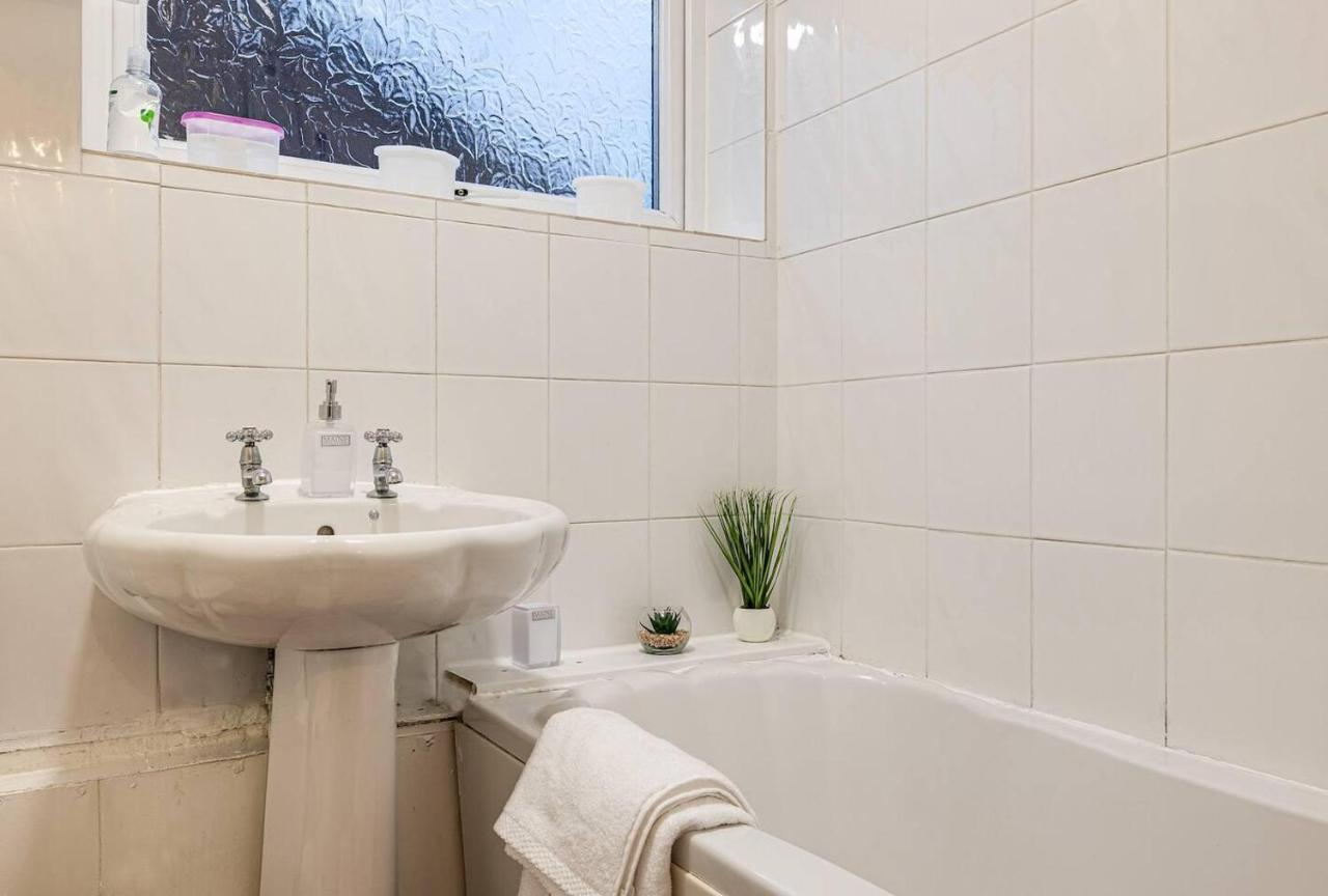 Lovely 2 Bedroom With Fireplace Apartment Manchester