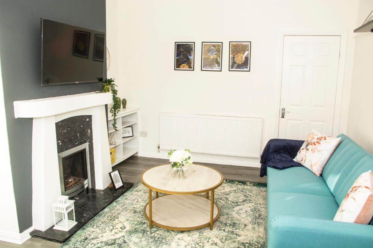 Trafford House - Stylish 3-bed With Private Parking Holiday home Manchester