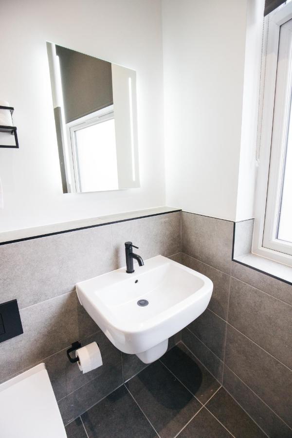 Bed & Breakfast Black Lion Hotel Manchester 4*