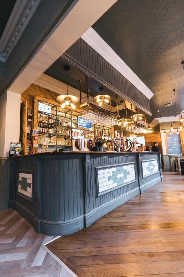 Black Lion Hotel Manchester Bed & Breakfast 4*