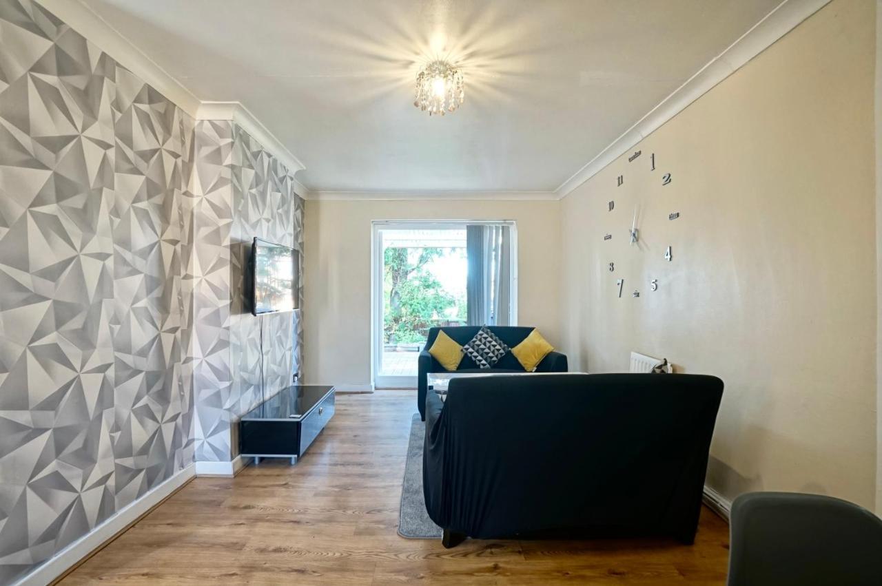 Lovely 1 Bed House Share! Free Off Road Parking! Large Rear Garden * Manchester