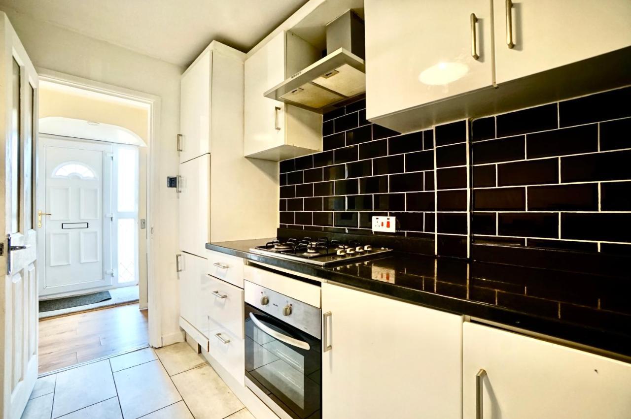 Holiday home Lovely 1 Bed House Share! Free Off Road Parking! Large Rear Garden *
