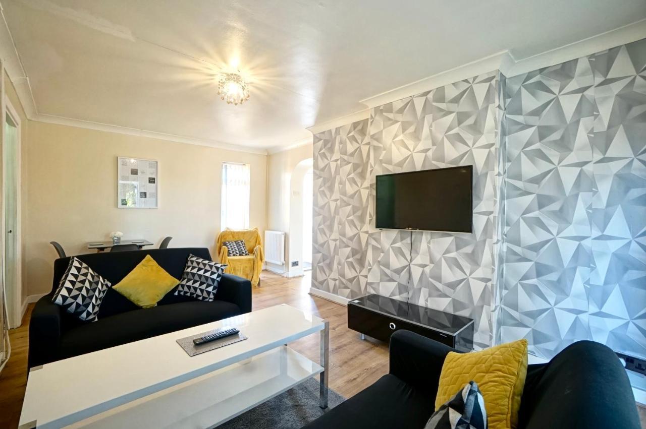 Lovely 1 Bed House Share! Free Off Road Parking! Large Rear Garden Holiday home Manchester