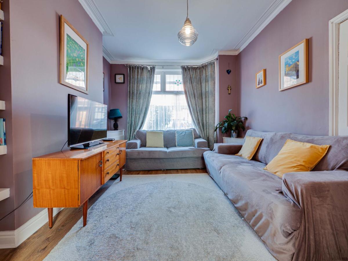 Cheerful 2 bedroom property Levenshulme Vakantiehuis Manchester