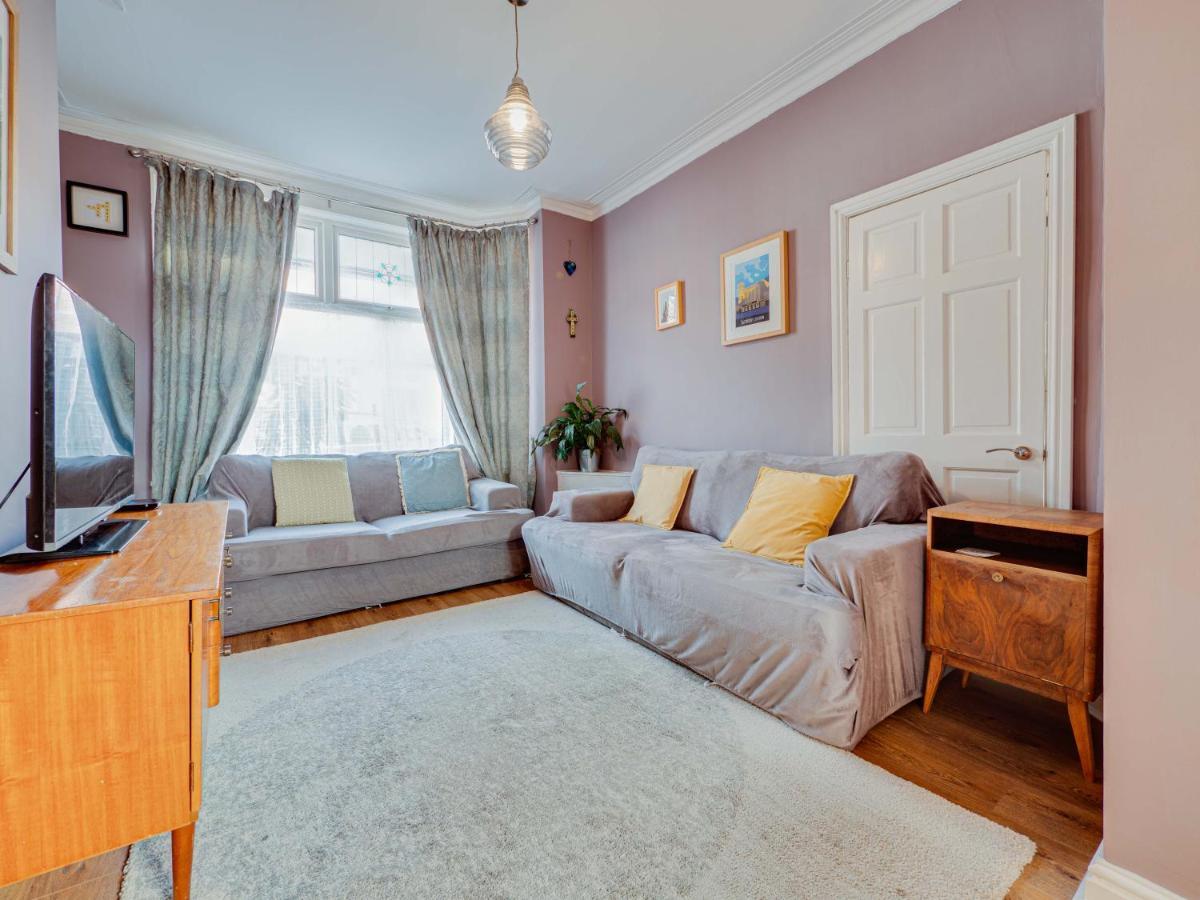 Cheerful 2 bedroom property Levenshulme Manchester