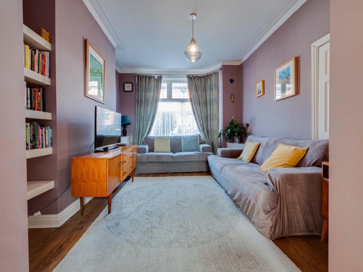 Cheerful 2 bedroom property Levenshulme * Manchester