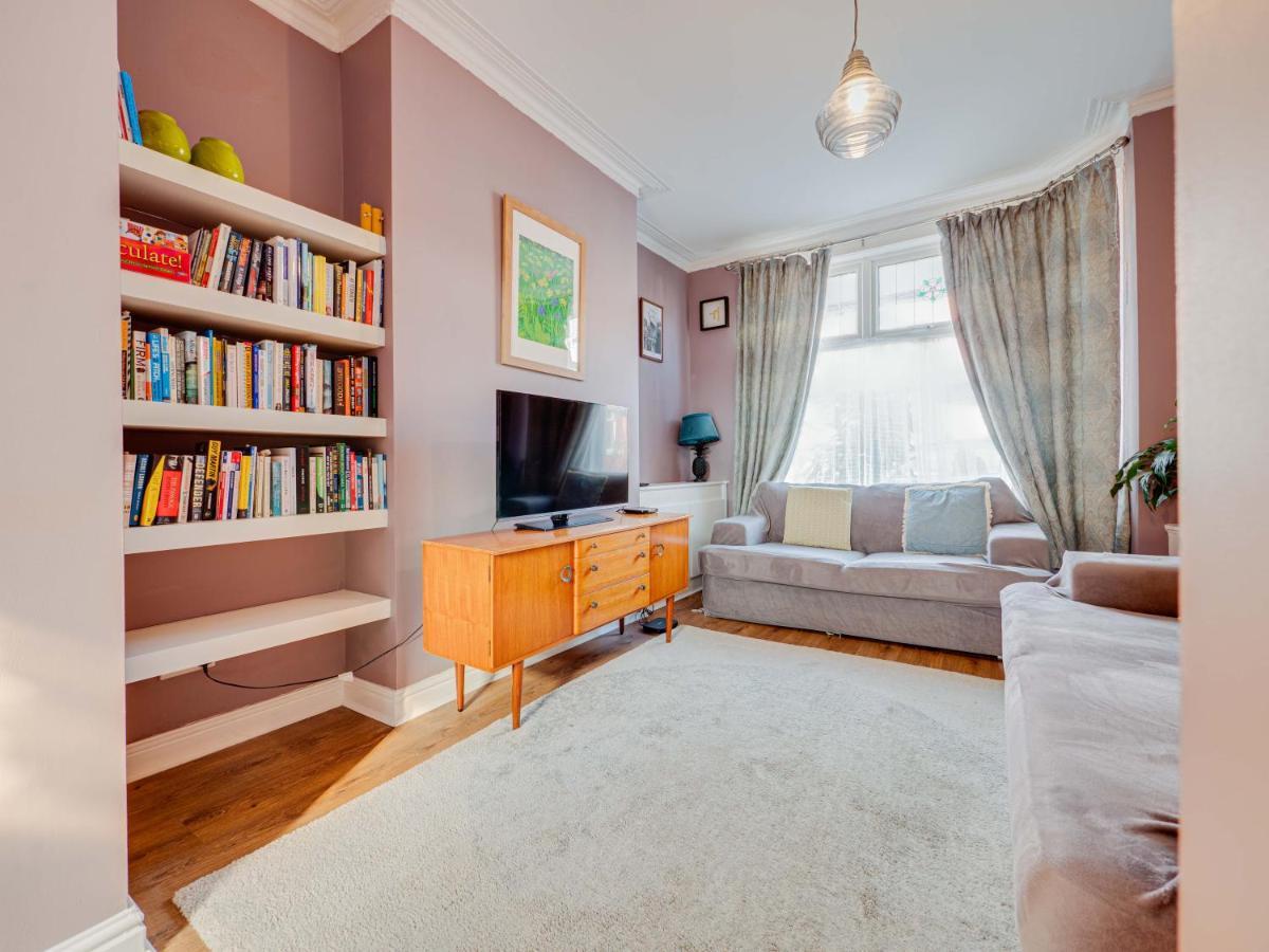 Vakantiehuis Cheerful 2 bedroom property Levenshulme *
