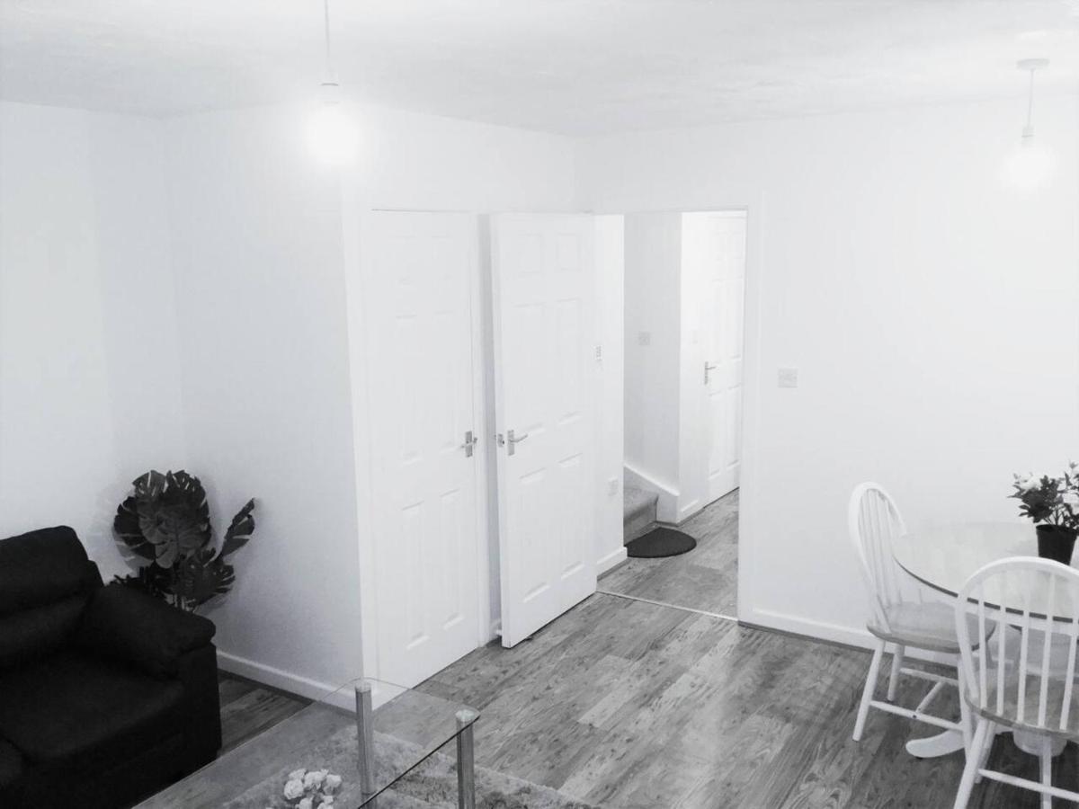 Quiet Residential Area Within Easy Reach To Town * Manchester