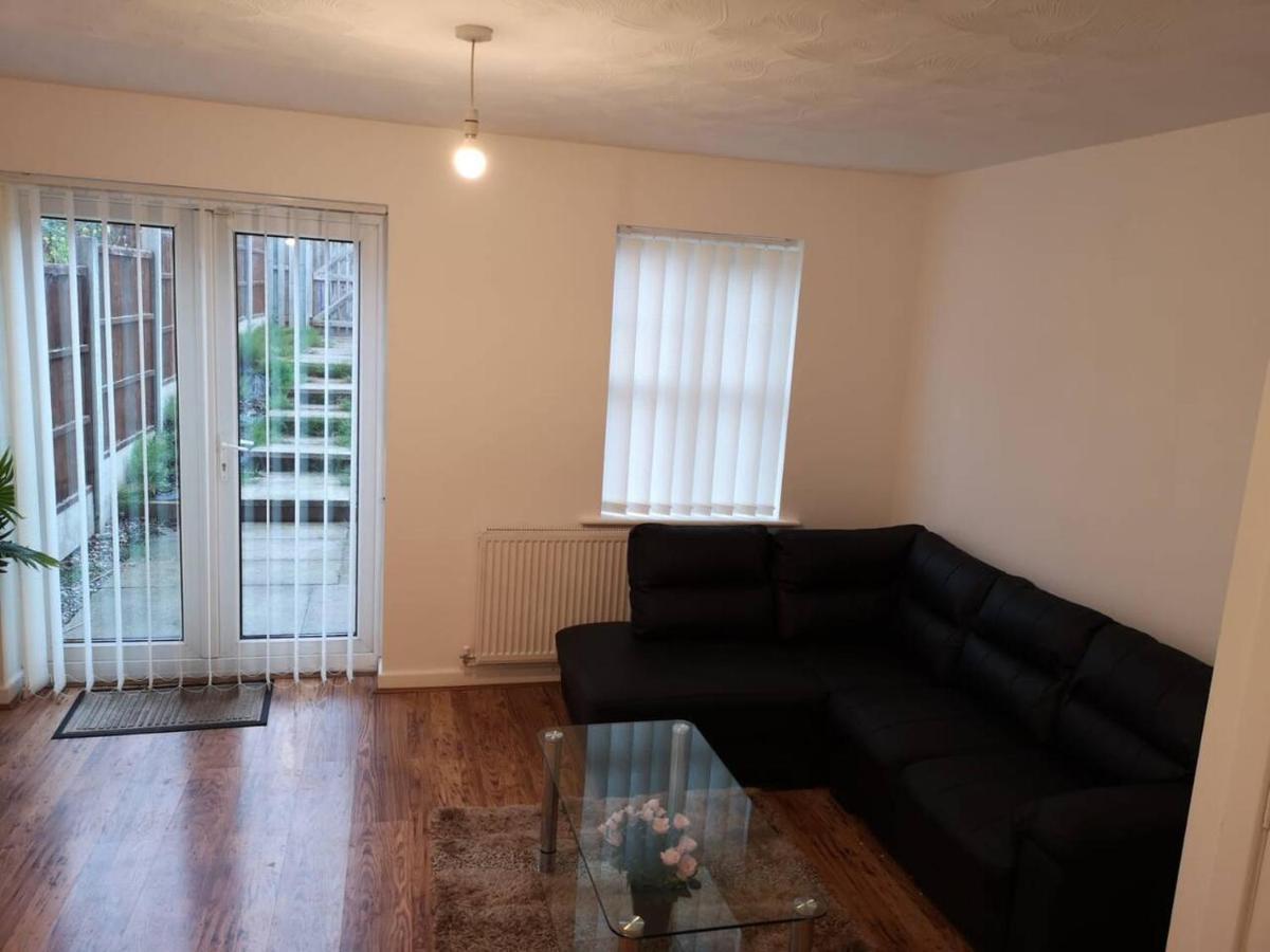 Quiet Residential Area Within Easy Reach To Town Manchester