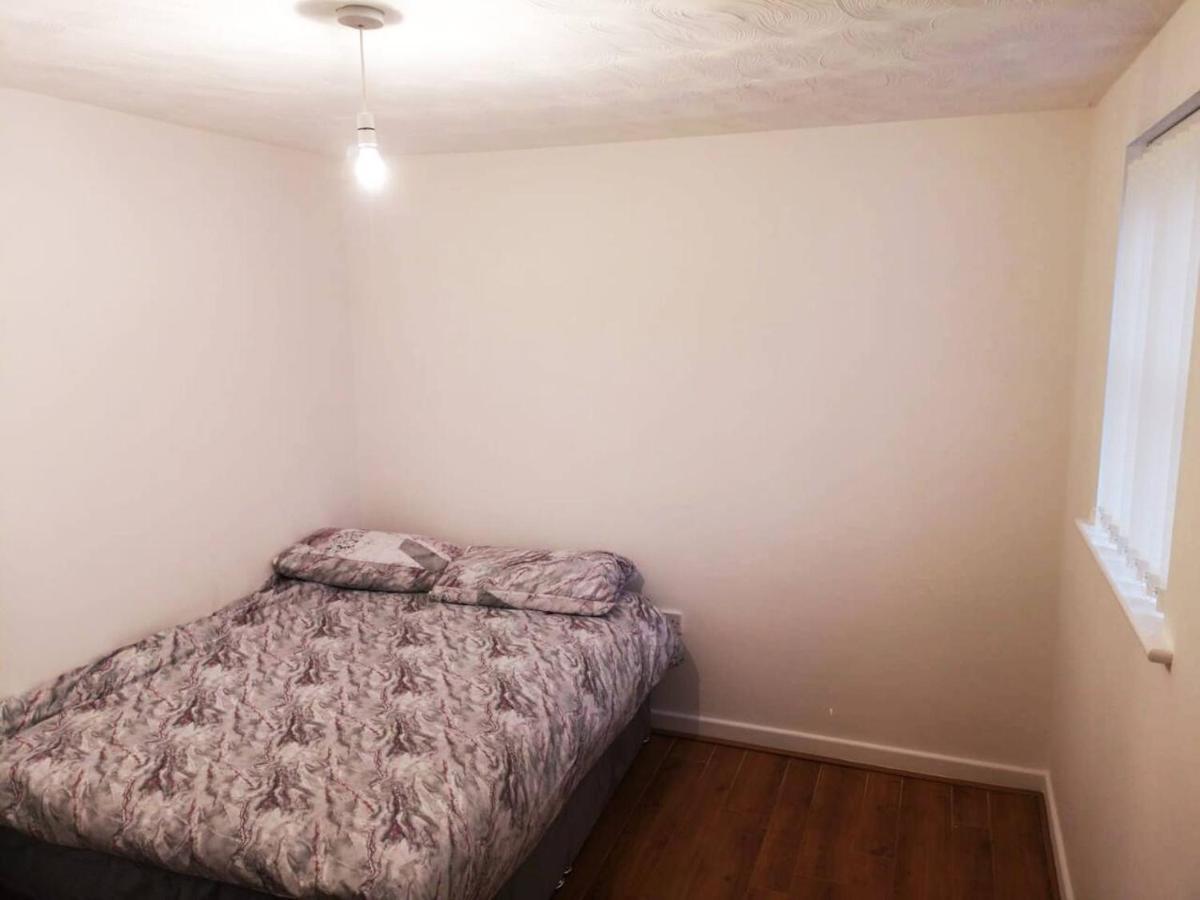 Quiet Residential Area Within Easy Reach To Town Manchester