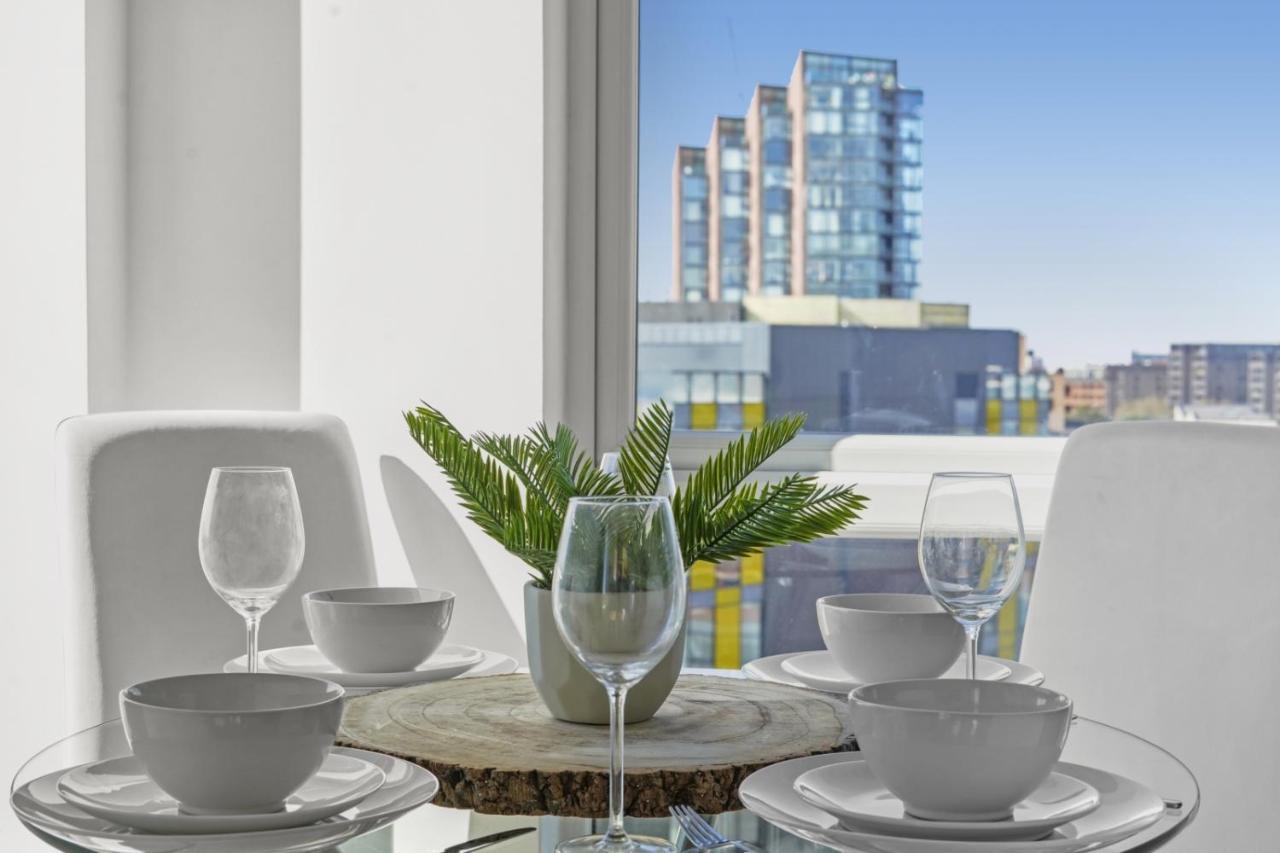 Stunning Centre Penthouse - Sleeps 10 - Parking Apartment *