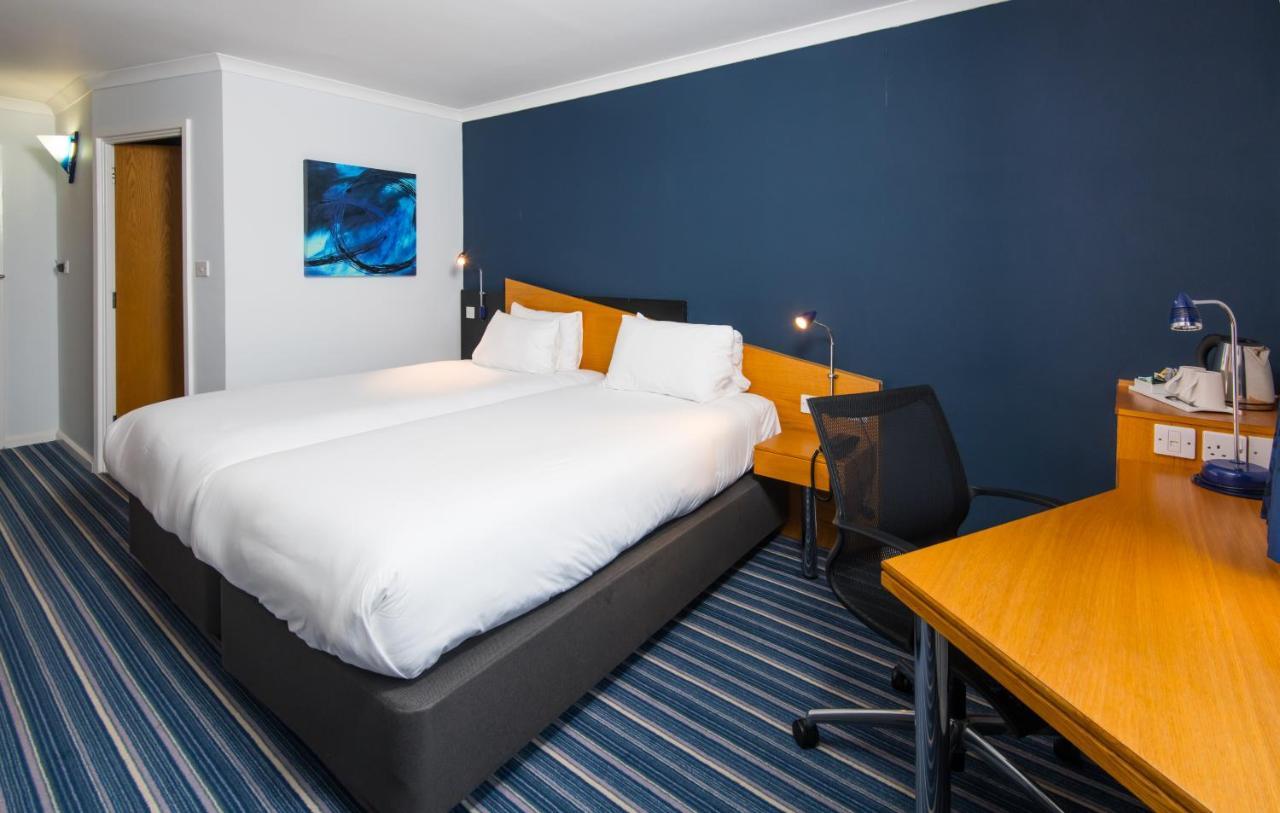 Express East By Ihg Hotel