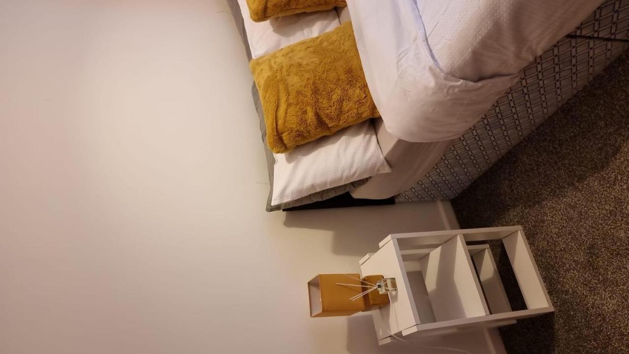 Beautiful 2-bed In Centre Apartment *