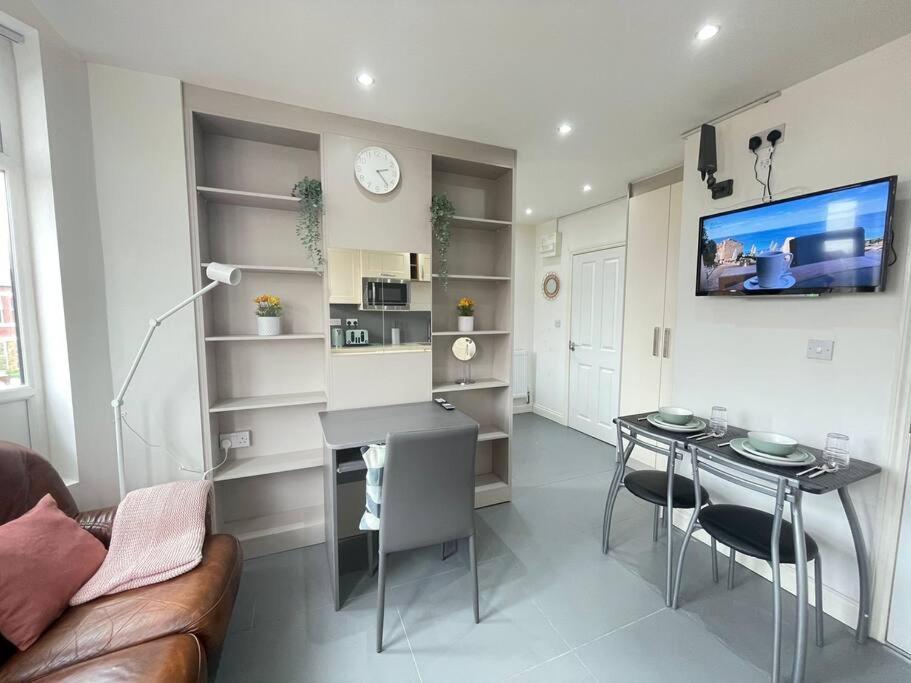 Apartment Bijou Studio Flat Curry Mile - Newly Renovated - Free Parking Manchester